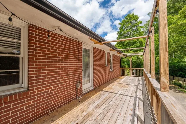 a view of a yard with a tree