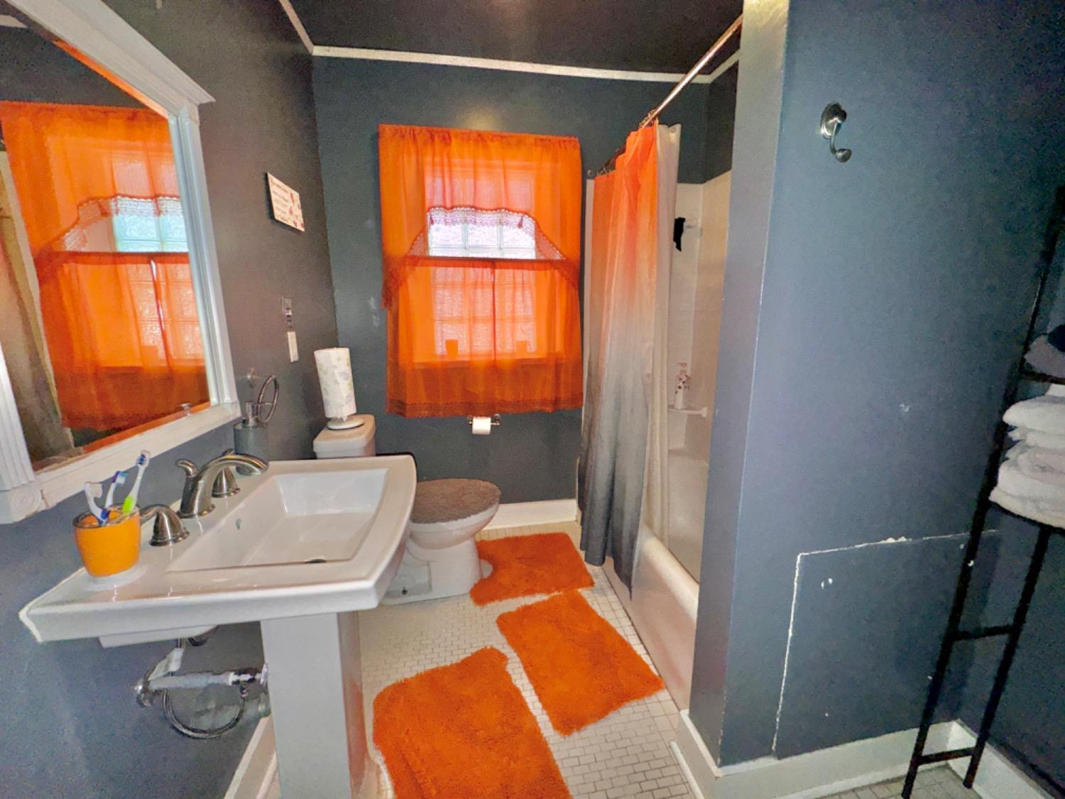1901 28th Street Lubbock, TX 79411 - Photo 11 of 17 a very nice looking room with a large window