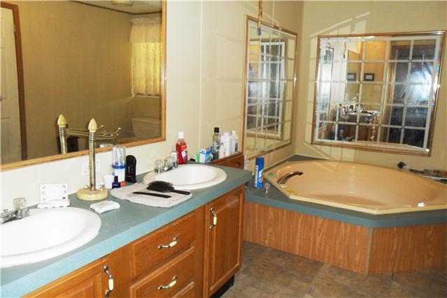 8460 Enterprise Road Mount Pleasant, TN 38474 - Photo 14 of 20 Master bath has a large garden tub.