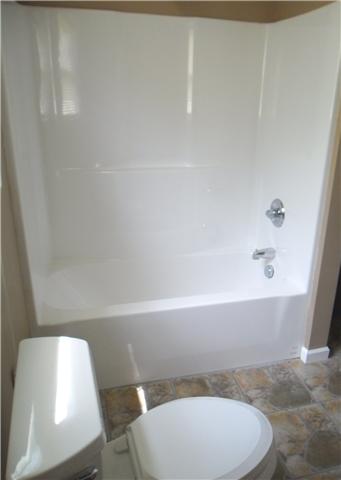 8460 Enterprise Road Mount Pleasant, TN 38474 - Photo 8 of 20 Bathroom has a shower/tub combo.