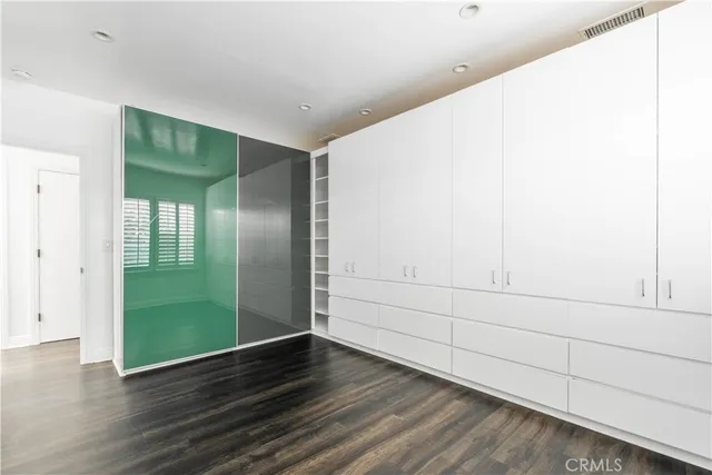a view of a livingroom with furniture and a ceiling fan