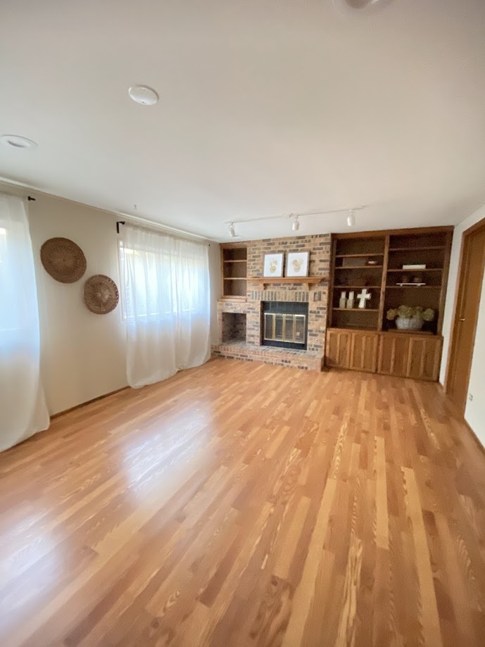 620 Sycamore Road Buffalo Grove, IL 60089 - Photo 12 of 21 a view of a livingroom with furniture and cabinet