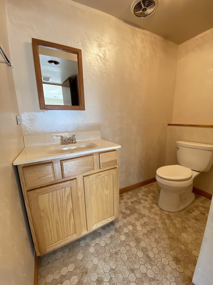 620 Sycamore Road Buffalo Grove, IL 60089 - Photo 14 of 21 a bathroom with a toilet sink and mirror
