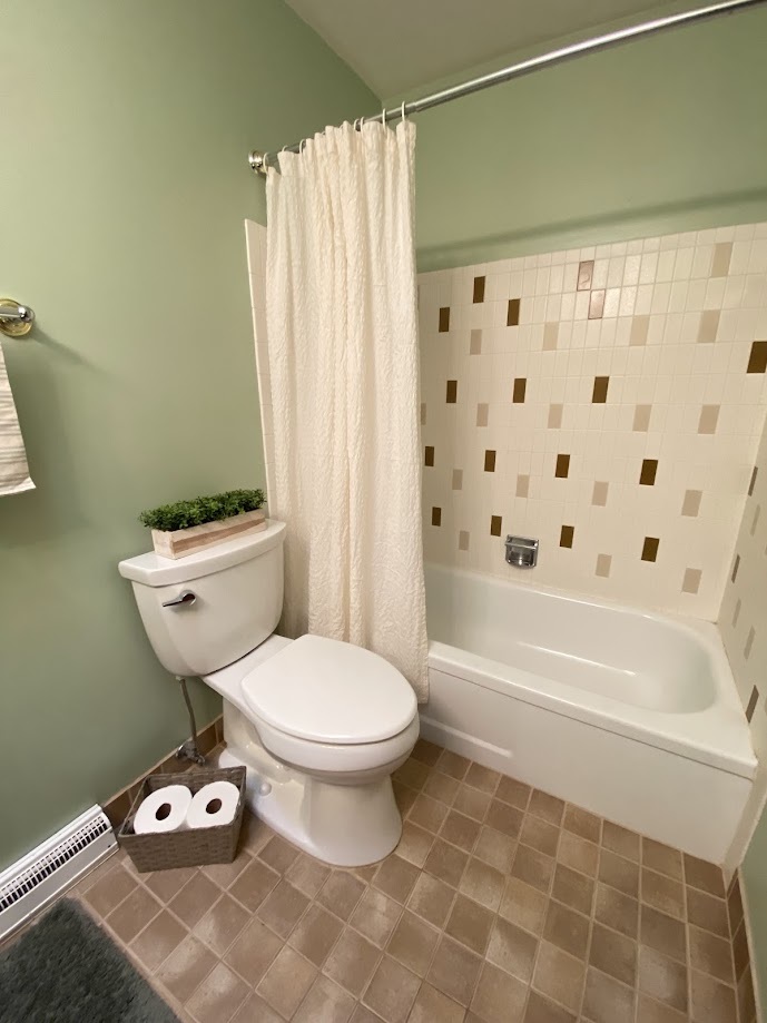 620 Sycamore Road Buffalo Grove, IL 60089 - Photo 9 of 21 a bathroom with a toilet and a shower