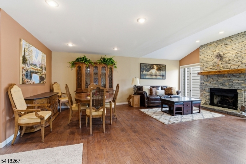 25 Stone Row Lane Oak Ridge, NJ 07438 - Photo 4 of 27