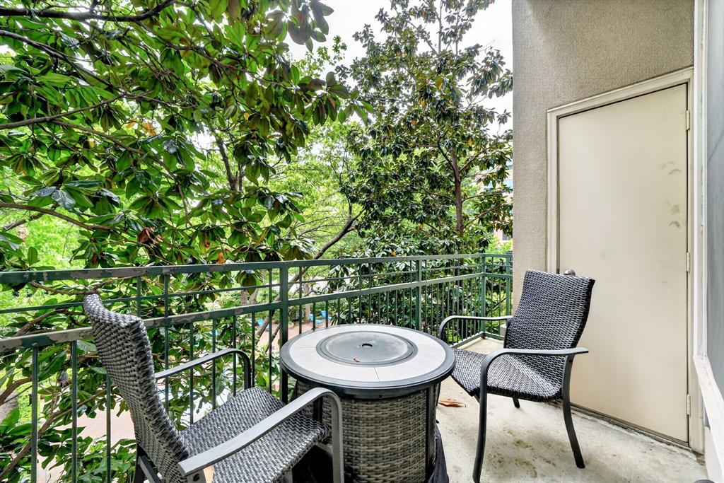 5055 Addison Circle, Unit 426 Addison, TX 75001 - Photo 28 of 38 a view of a chairs and table in the back yard