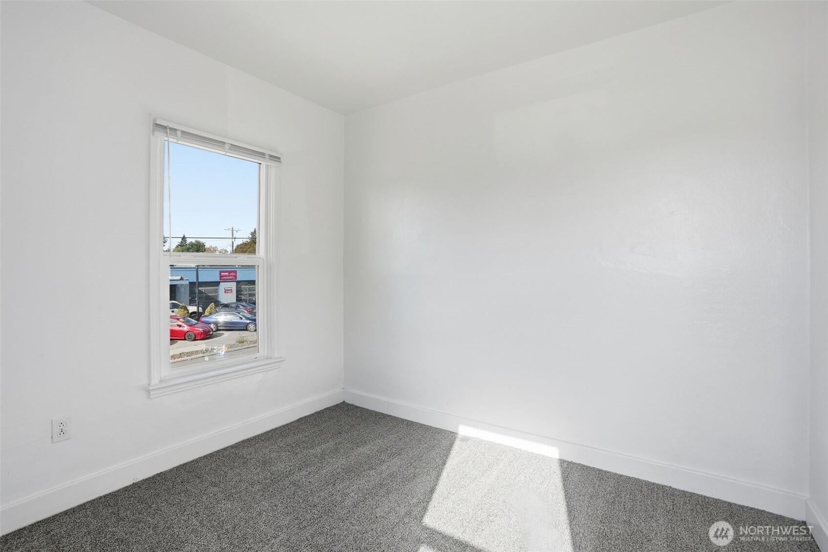 1704 North Ash Street Spokane, WA 99205 - Photo 10 of 23 an empty room with window
