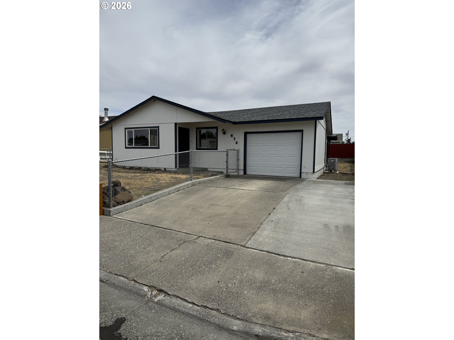 574 East Reeder Drive Hermiston, OR 97838 - Photo 2 of 14 Driveway