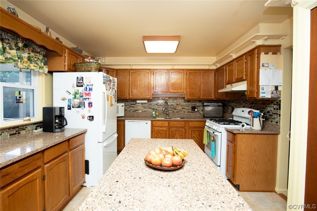 3384 Rice Creek Road Farmville, VA 23901 - Photo 13 of 50 a kitchen with stainless steel appliances kitchen island granite countertop a sink dishwasher stove and refrigerator with wooden floor