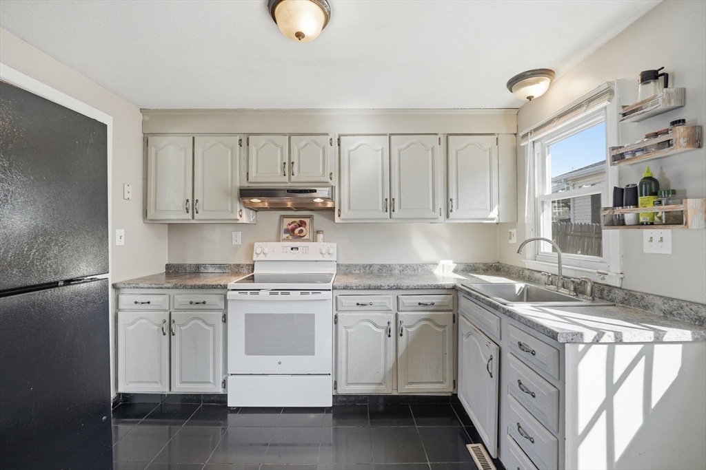 88 Agnes Street Springfield, MA 01118 - Photo 11 of 31