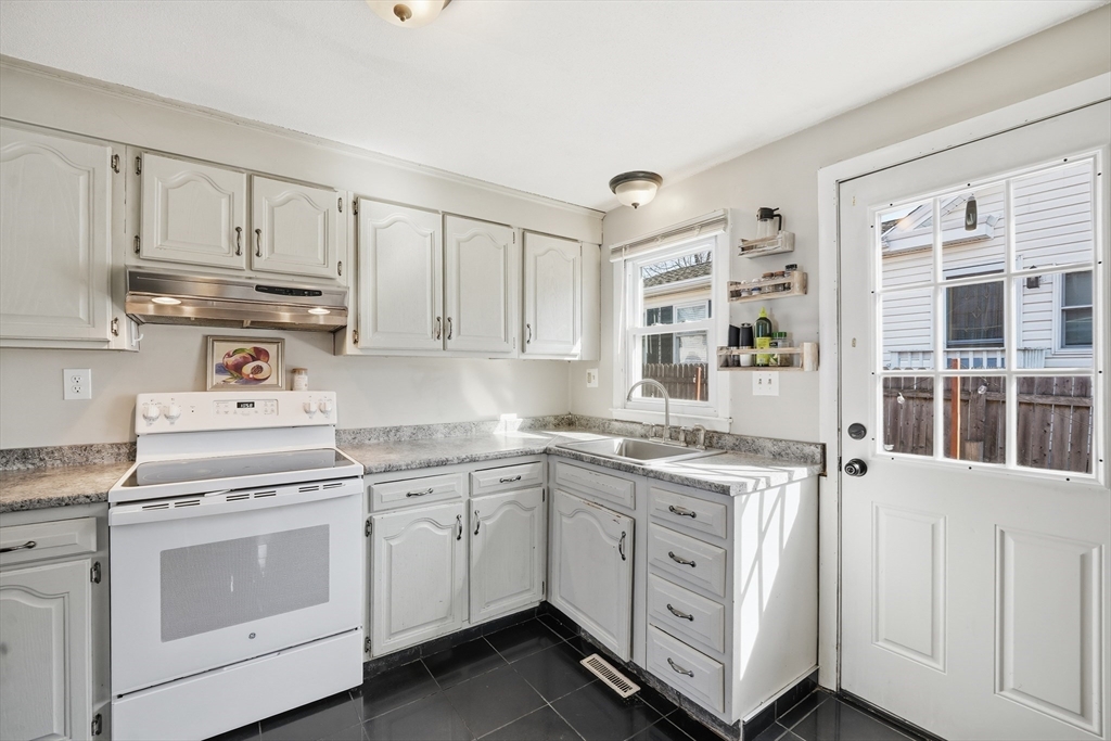 88 Agnes Street Springfield, MA 01118 - Photo 12 of 31