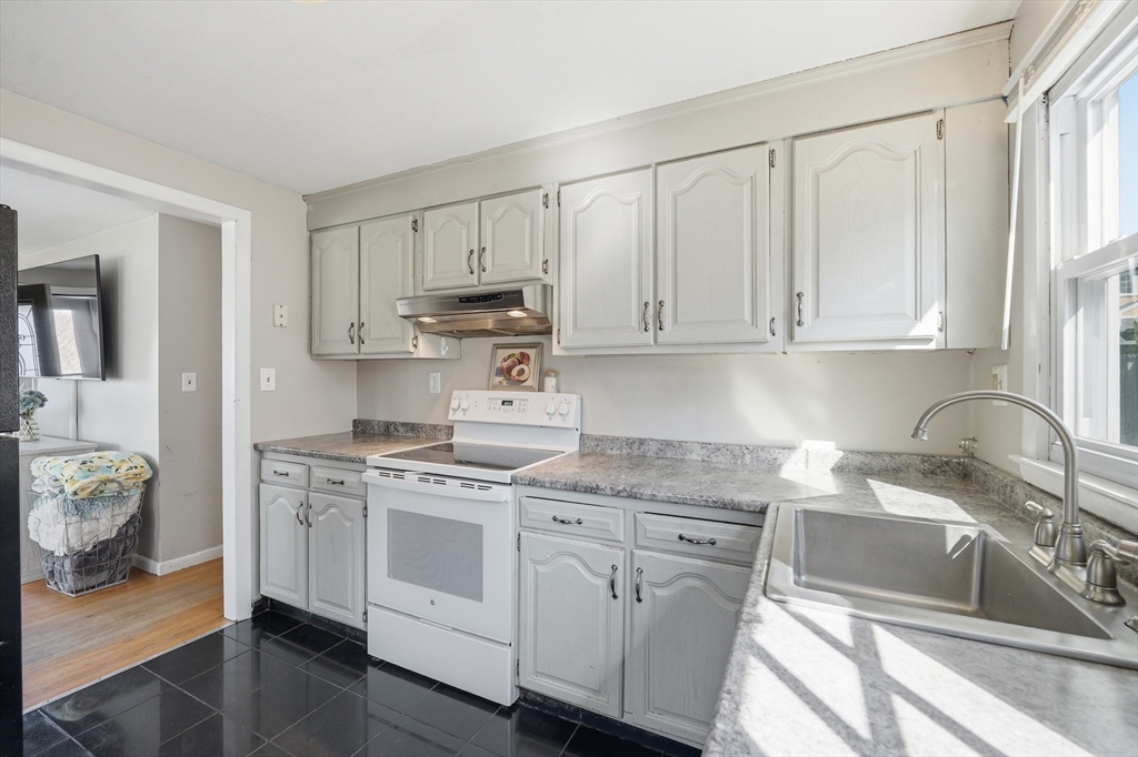 88 Agnes Street Springfield, MA 01118 - Photo 13 of 31