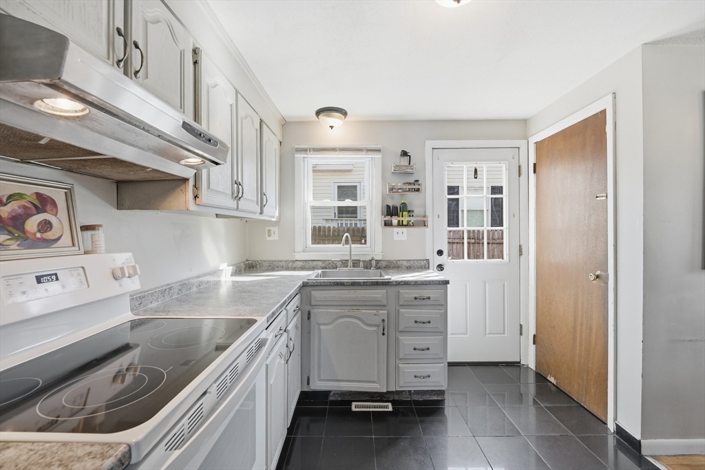 88 Agnes Street Springfield, MA 01118 - Photo 14 of 31