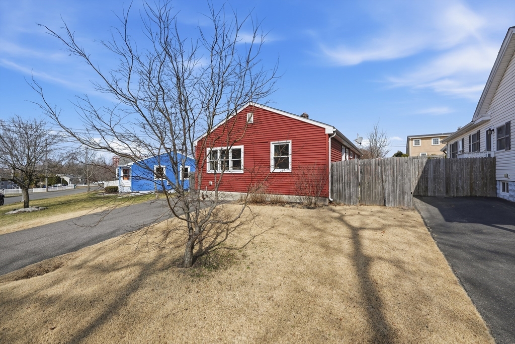 88 Agnes Street Springfield, MA 01118 - Photo 2 of 31