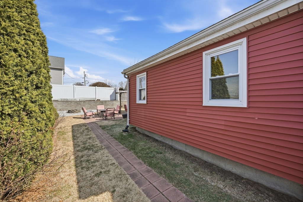 88 Agnes Street Springfield, MA 01118 - Photo 25 of 31