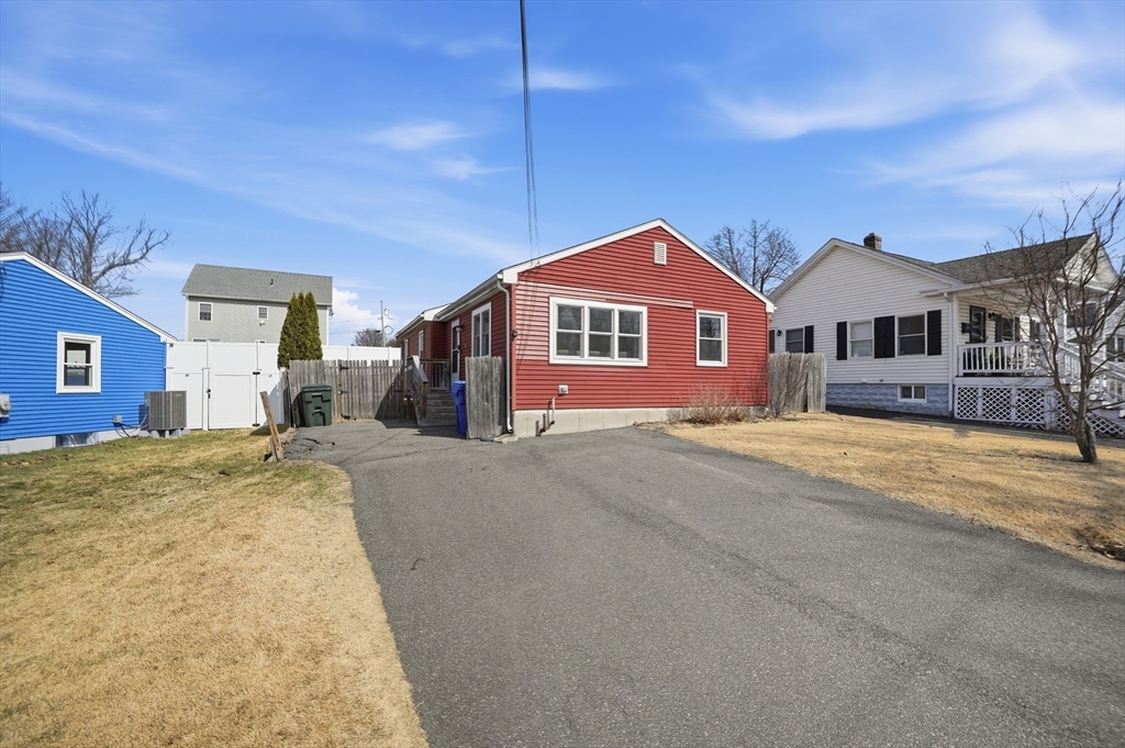 88 Agnes Street Springfield, MA 01118 - Photo 3 of 31