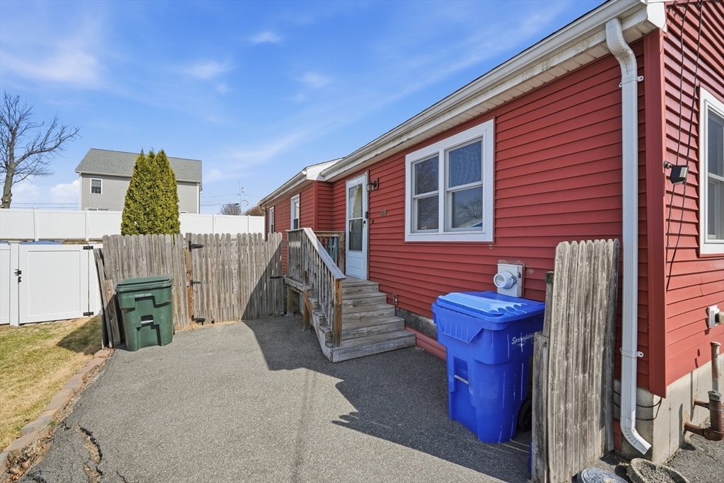 88 Agnes Street Springfield, MA 01118 - Photo 4 of 31