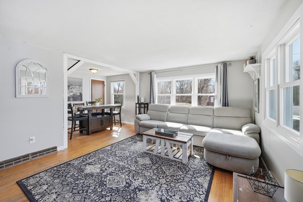 88 Agnes Street Springfield, MA 01118 - Photo 5 of 31