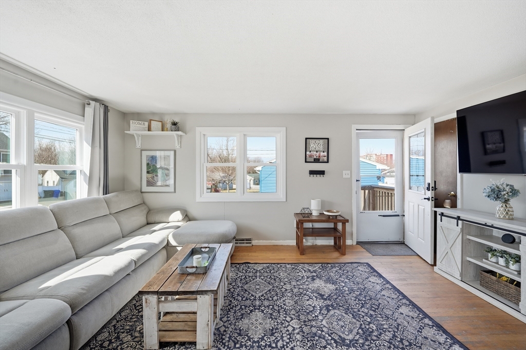 88 Agnes Street Springfield, MA 01118 - Photo 7 of 31