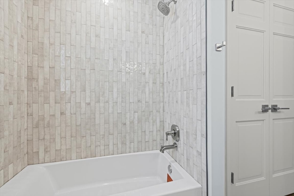 2527 Checker Road Long Grove, IL 60047 - Photo 19 of 32 a bathroom with a bathtub