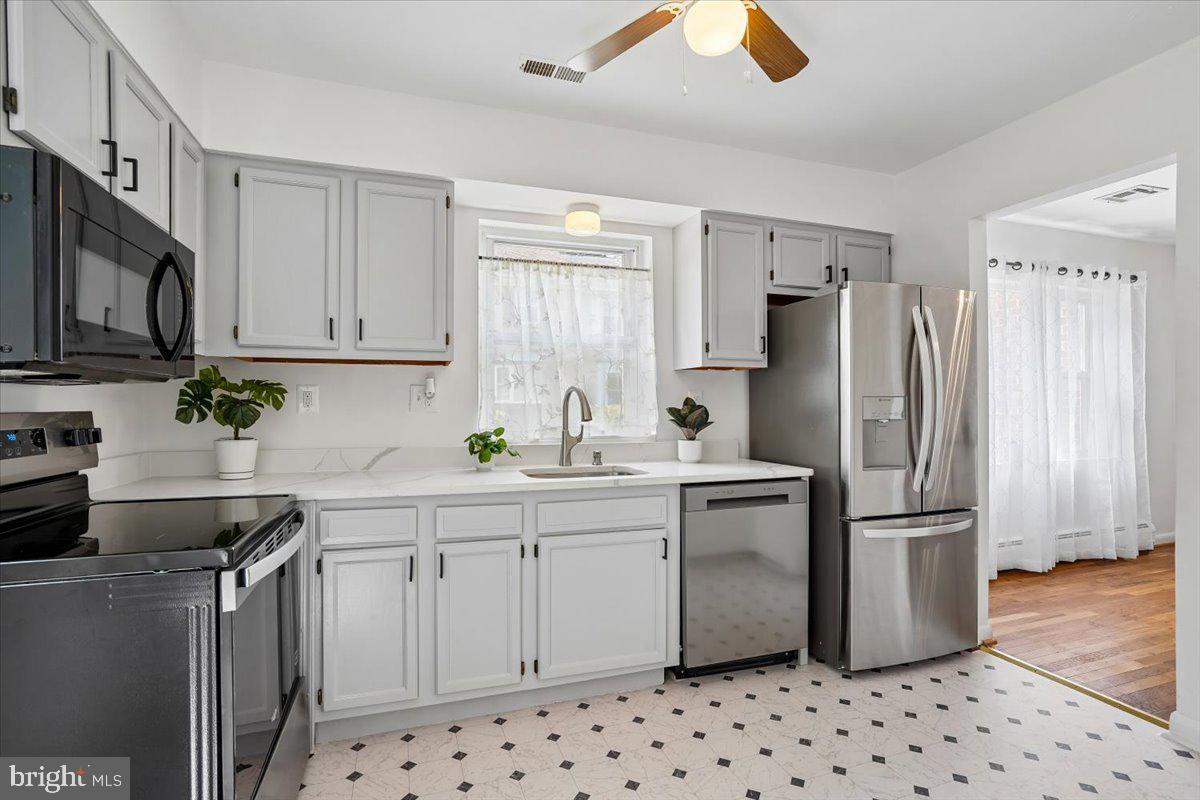 12801 Epping Terrace Silver Spring, MD 20906 - Photo 7 of 34 Updated Appliances