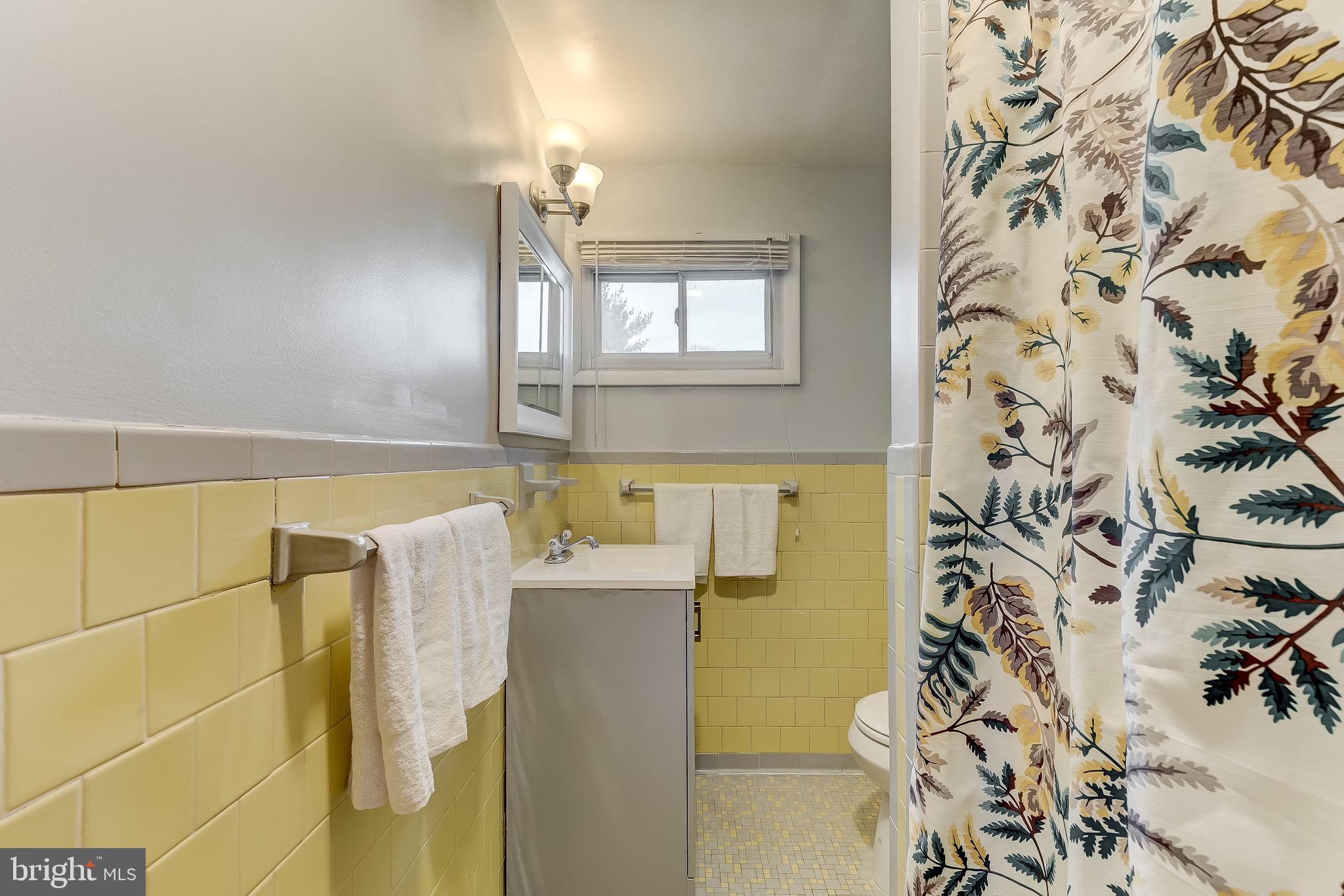 9502 Buckhorn Road Baltimore, MD 21234 - Photo 21 of 39 Shared Hall Bathroom