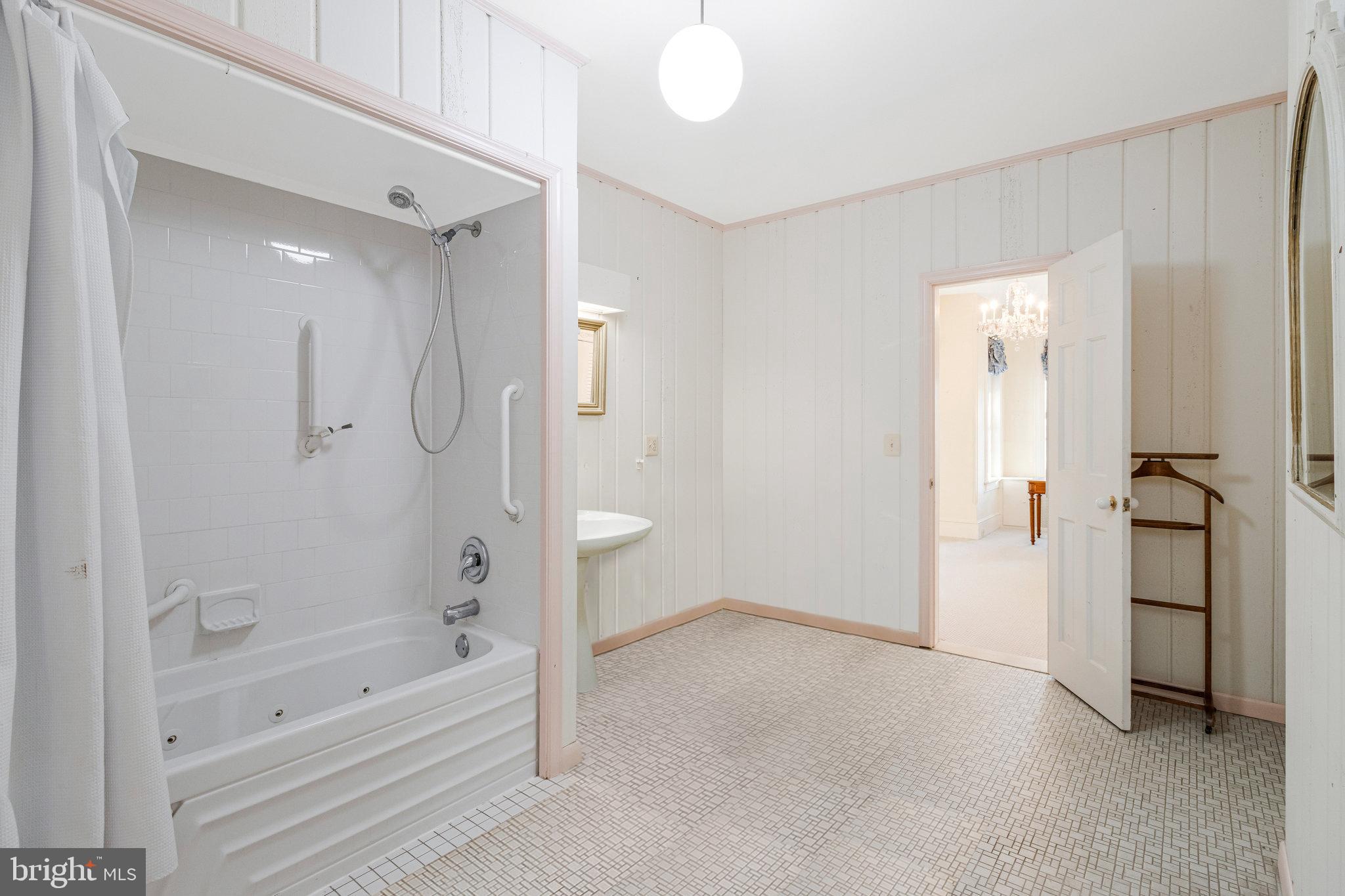 626 A Street Northeast Washington, DC 20002 - Photo 20 of 33 a bathroom with a bathtub and a shower
