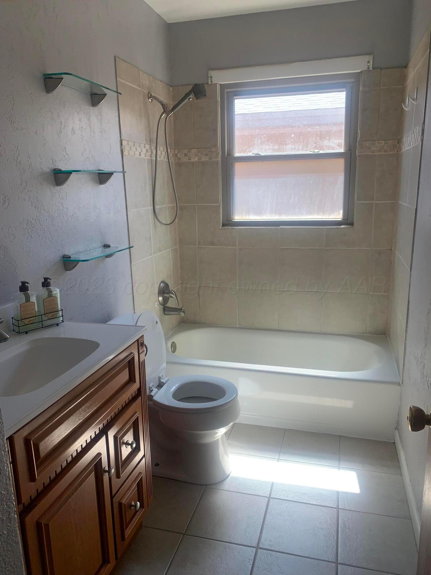 1508 Smiley Street Amarillo, TX 79106 - Photo 15 of 30 HALL BATH