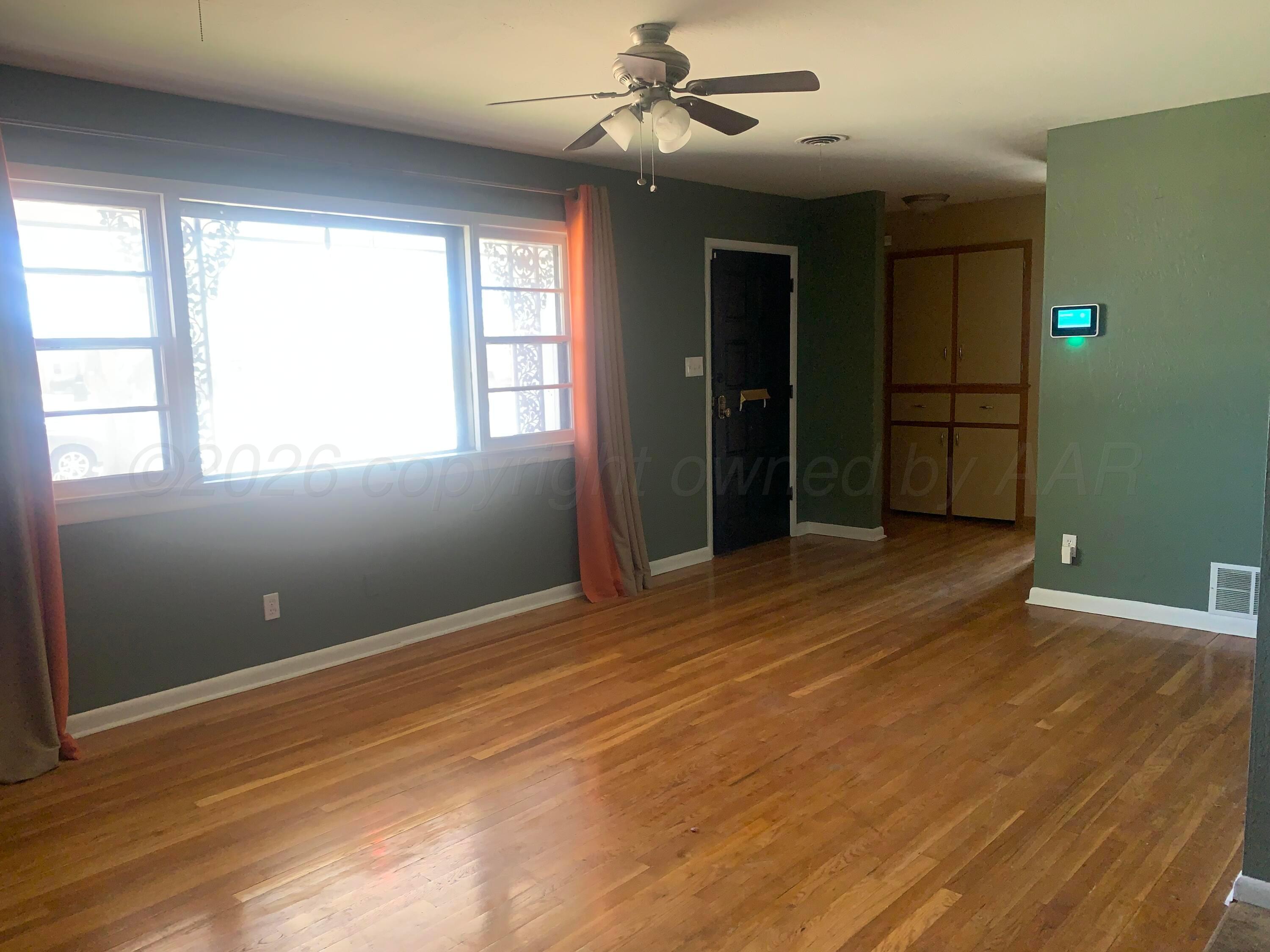 1508 Smiley Street Amarillo, TX 79106 - Photo 3 of 30 LIVING