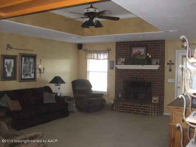 8707 South Blessen Road Amarillo, TX 79119 - Photo 5 of 28 Living room