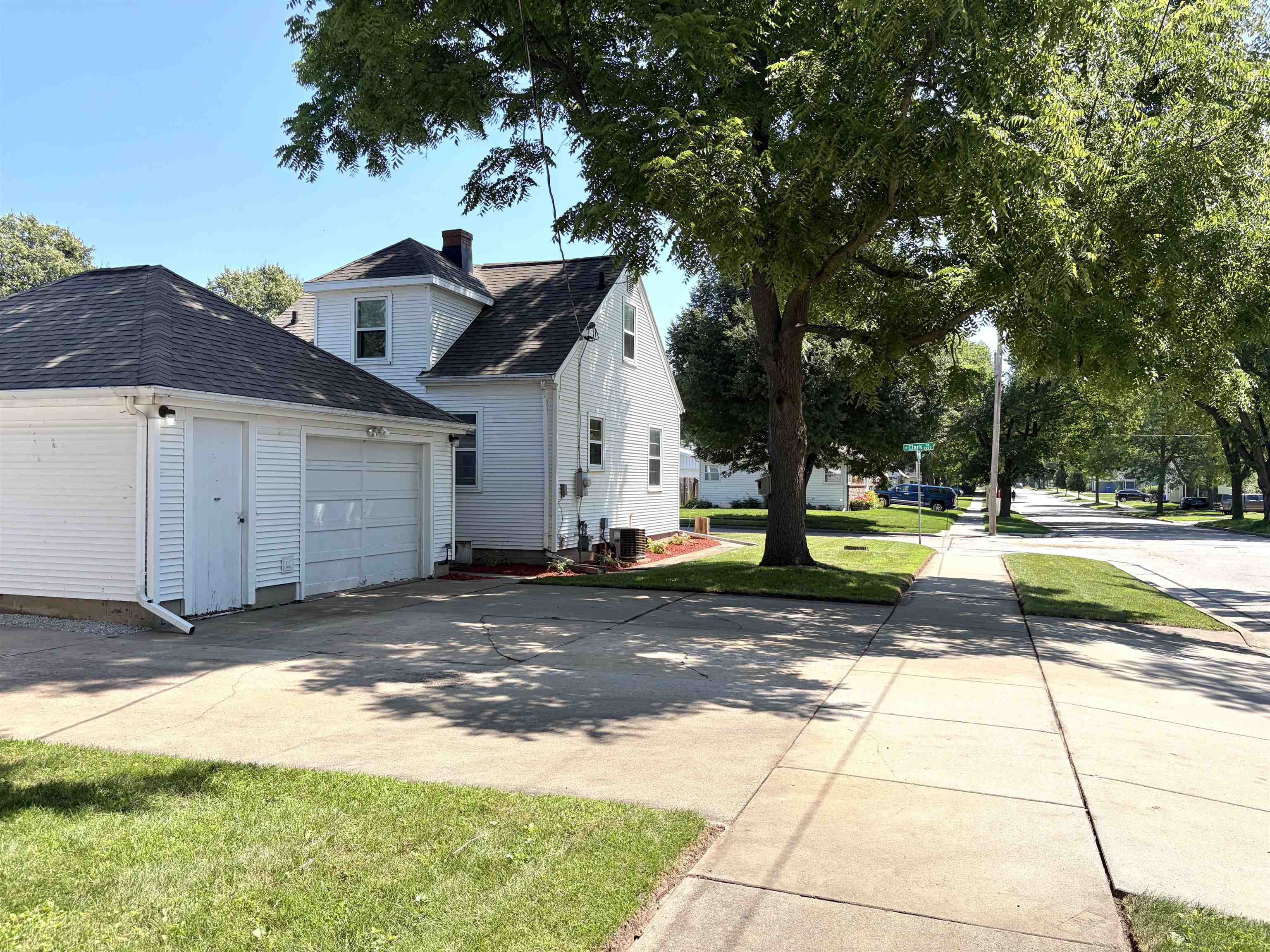 2209 North Clark Street Appleton, WI 54911 - Photo 7 of 33