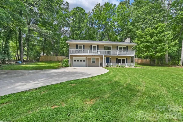 a view of house with a yard