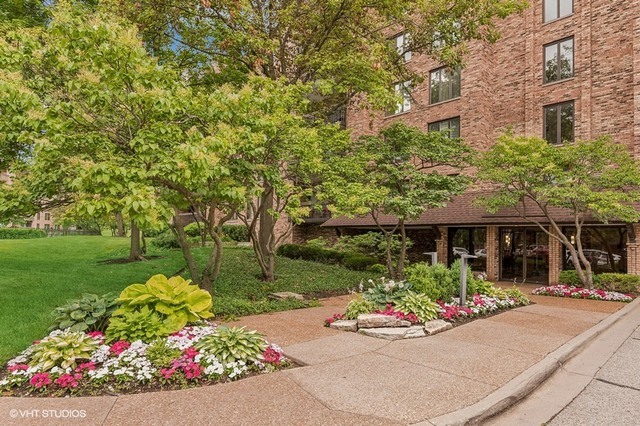 3900 Mission Hills Road, Unit 105 Northbrook, IL 60062 - Photo 1 of 27 Gallery Image 1