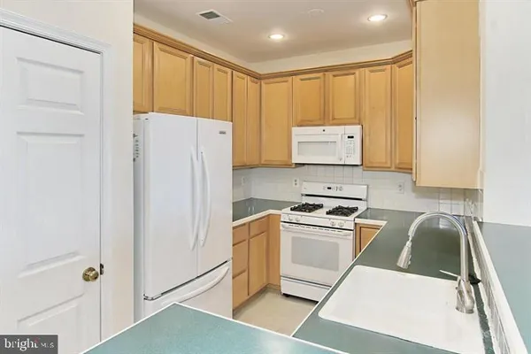 $2,900 | 11314 Westbrook Mill Lane, Unit 302, Fairfax, VA 22030