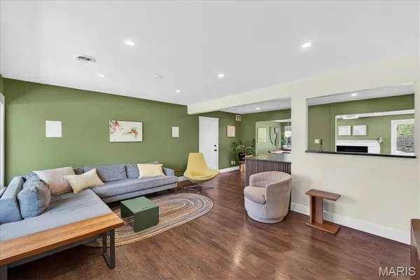 $475,000 | 128 Embassy Lane, St. Louis, MO 63122