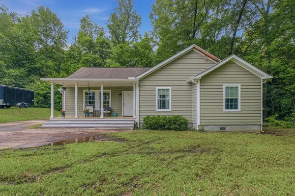 a view of front of a house with a yard