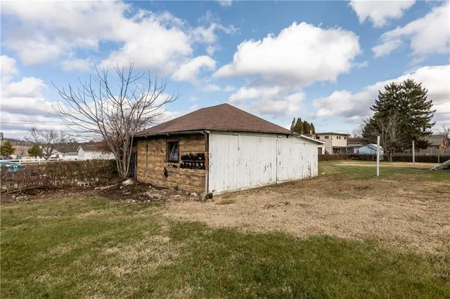 a view of a barn in the middle of a yard