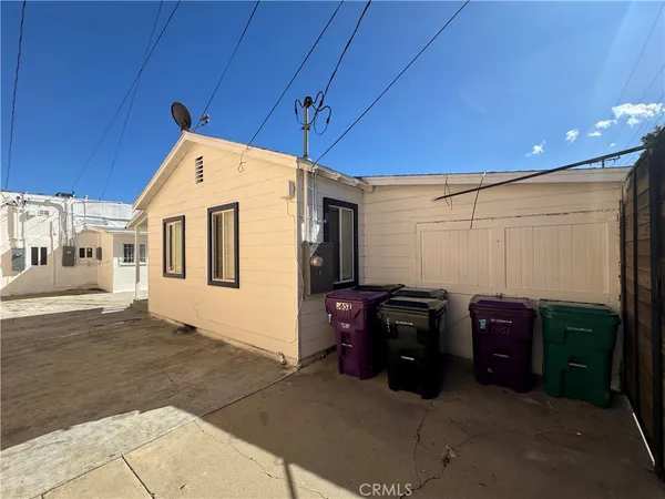 a view of a livingroom with furniture