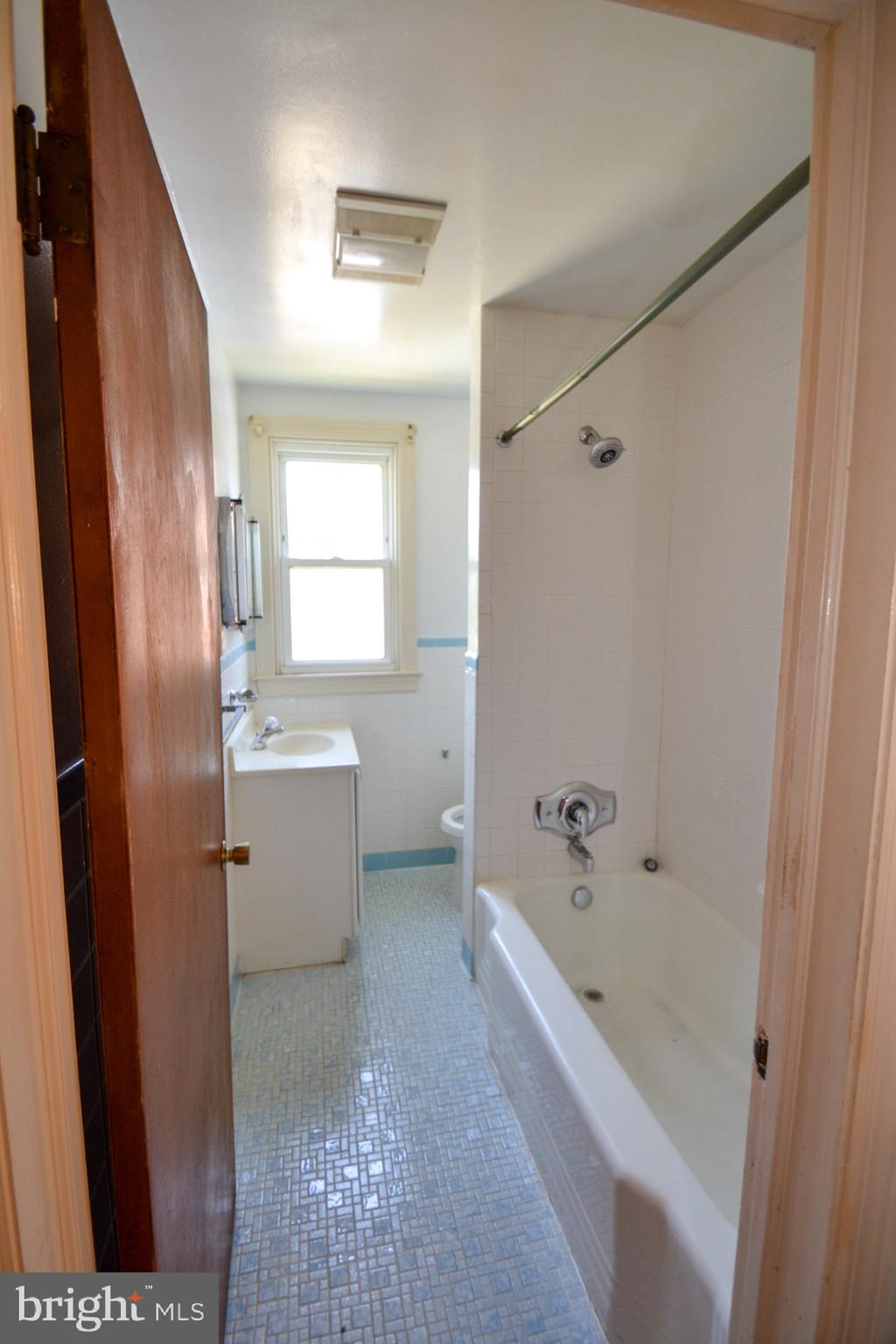 1524 Orlando Road Baltimore, MD 21234 - Photo 22 of 30 Full bath