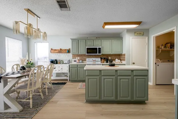 $325,000 | 943 Morgan Drive, Burleson, TX 76028