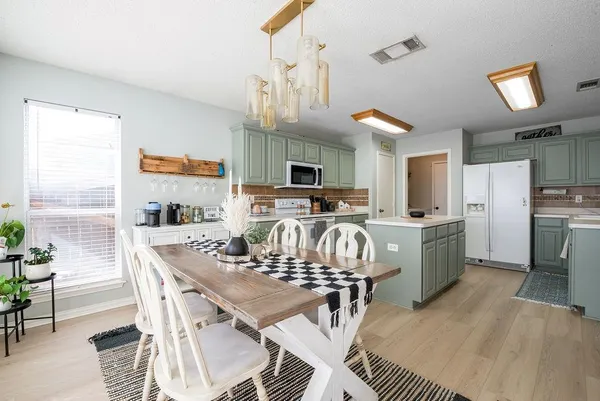 $325,000 | 943 Morgan Drive, Burleson, TX 76028