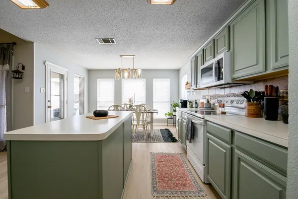 $325,000 | 943 Morgan Drive, Burleson, TX 76028