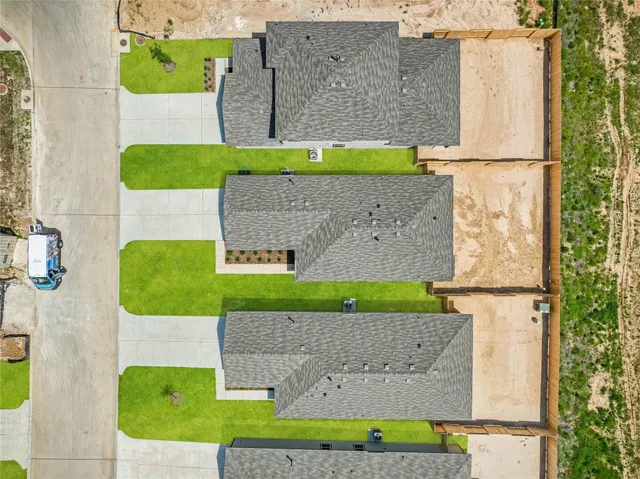a view of a yard with a house