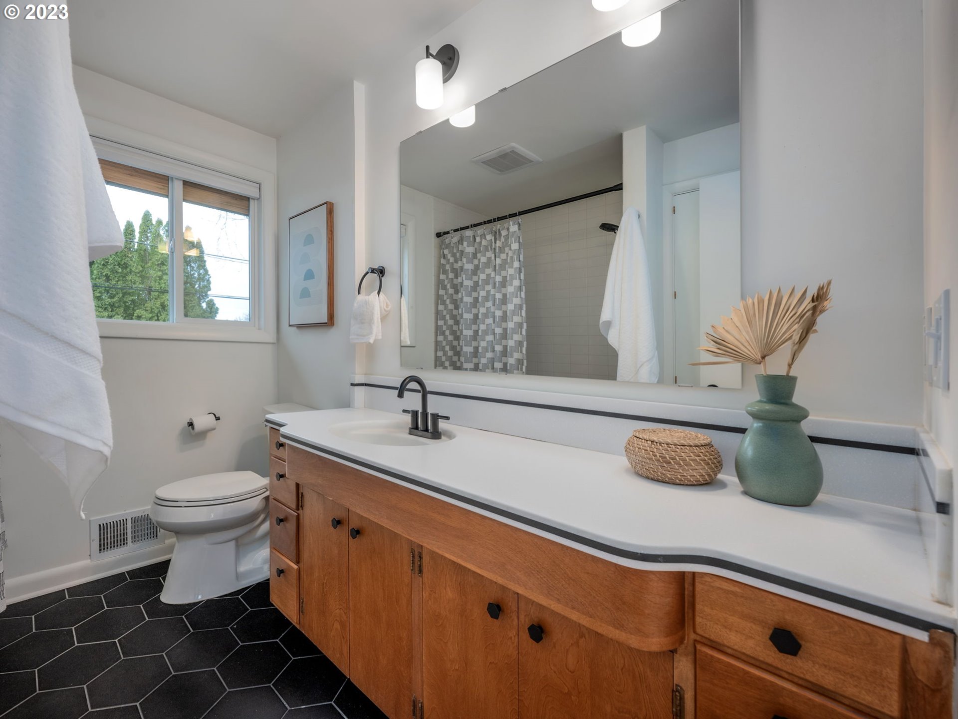 10303 Southeast Stephens Street Portland, OR 97216 - Photo 11 of 32 a bathroom with a sink a toilet and mirror