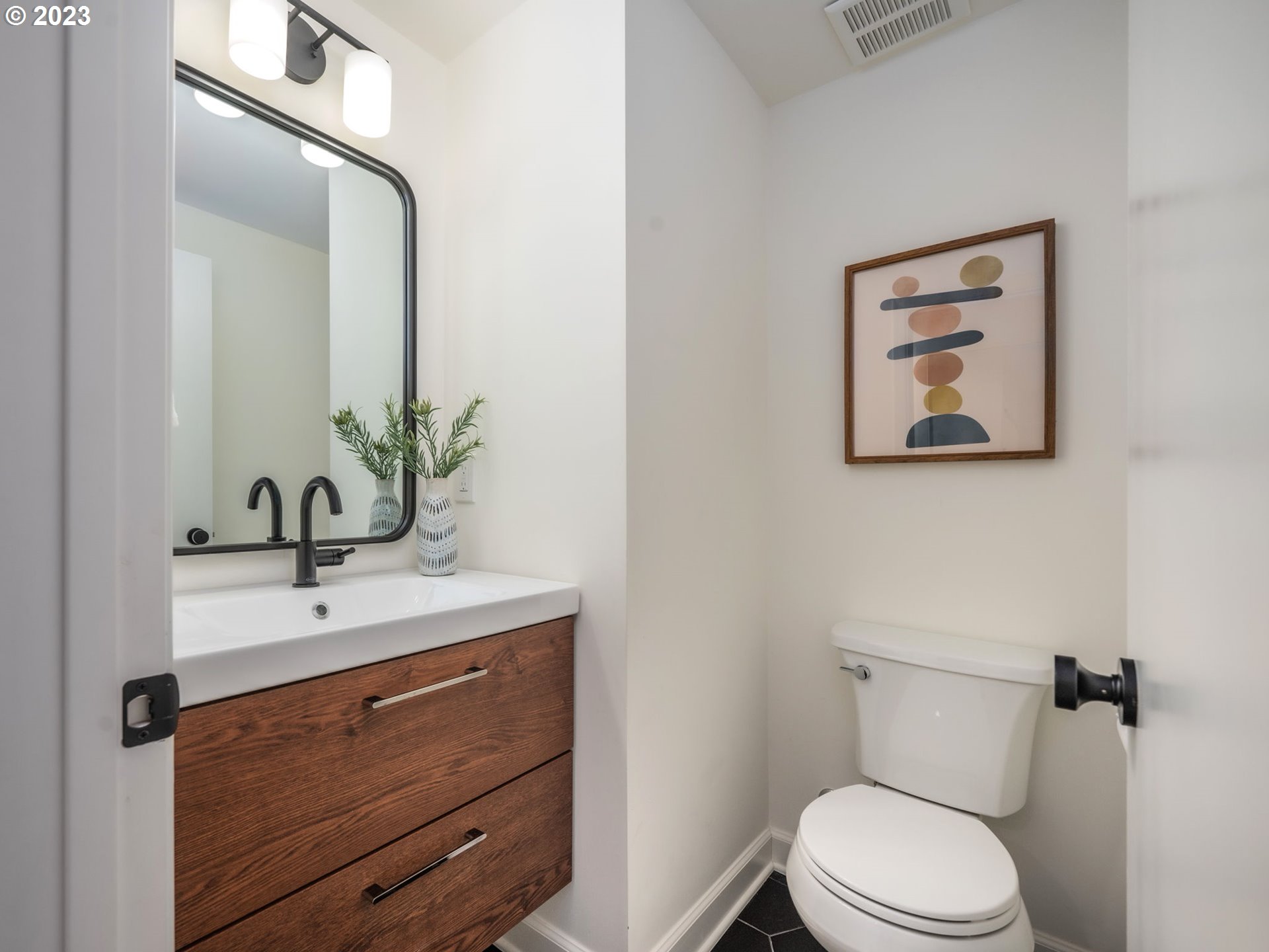 10303 Southeast Stephens Street Portland, OR 97216 - Photo 20 of 32 a bathroom with a toilet a sink and mirror