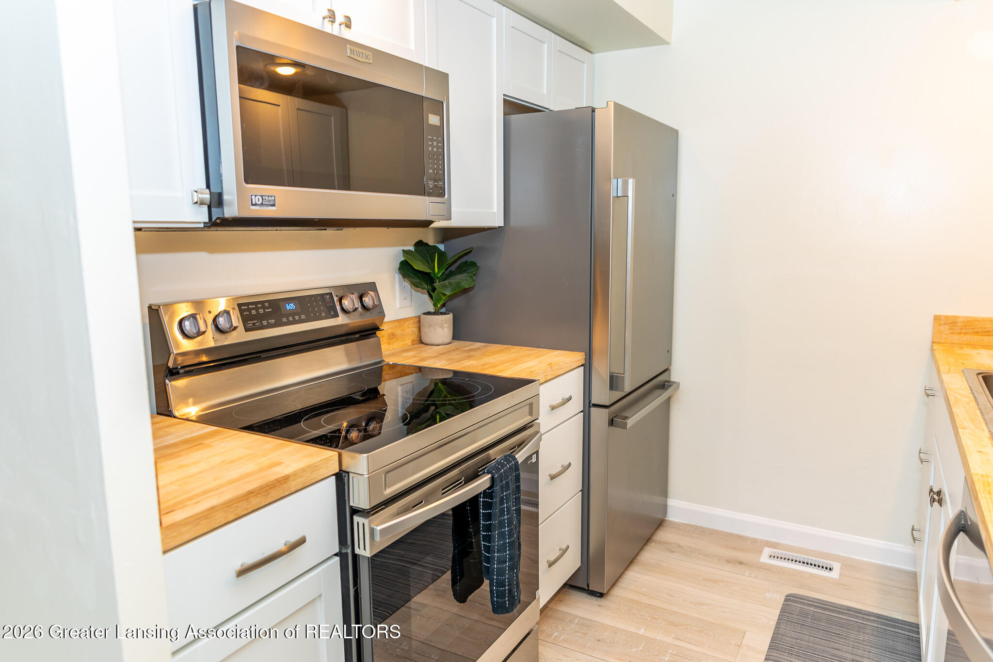 101 East Jolly Road, Unit B8 24 Lansing, MI 48910 - Photo 12 of 43 Updated kitchen