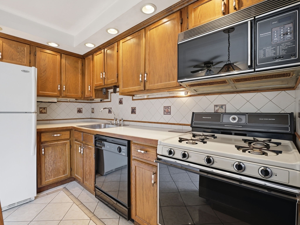 100 Roper Street, Unit D Lowell, MA 01852 - Photo 4 of 38