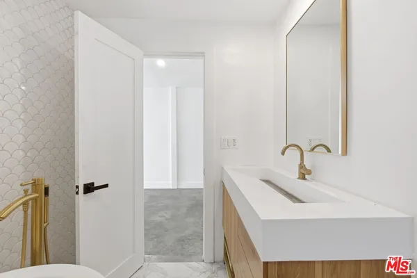 $5,299 | 6415 Madden Avenue, Los Angeles, CA 90043
