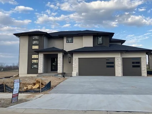 $859,911 | 2517 Northeast Woodland Court, Lee's Summit, MO 64086