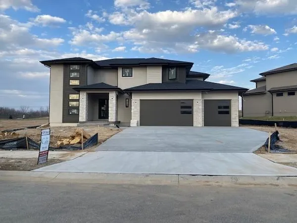 $859,911 | 2517 Northeast Woodland Court, Lee's Summit, MO 64086